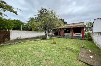 Ótima casa linear com excelente espaço externo no centro de praia seca