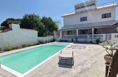 Linda casa triplex em iguabinha, próxima a escola, igreja e padaria.