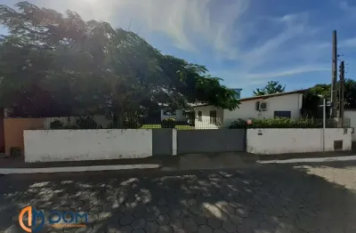 Uma casa mais dois kitnets pra locação anual no rio vermelho florianópolis