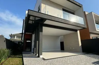 Casa alto padrão com 209m² á aproximadamente 800 metros da praia dos ingleses