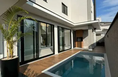 Casa alto padrão com 209m² á aproximadamente 800 metros da praia dos ingleses.