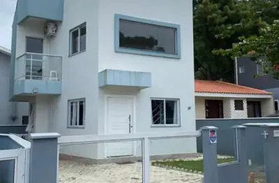 Sobrado mobiliado com 126m² á aproximadamente 6,4km da praia dos ingleses