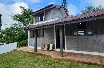 Casa chalé em condomínio, localizado aproximadamente 3,5km da praia dos ingleses, florianópolis/sc.