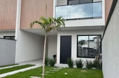 Sobrado com 3 dormitórios e amplo pátio, localizado na praia dos ingleses, florianópolis/sc.