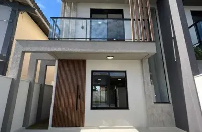 Sobrado Padrão com 3 dormitórios, localizado aproximadamente 3km da praia dos ingleses, Florianópolis/SC.