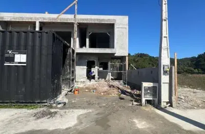 Sobrado padrão com escritura pública, localizado em loteamento bem localizado com fácil acesso as principais praias do norte da ilha, florianópolis/sc.