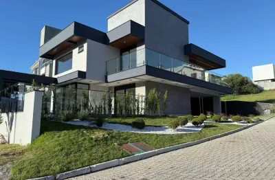 Casa alto padrão em condomínio fechado, localizada a 100 metros da praia dos ingleses, florianópolis/sc.