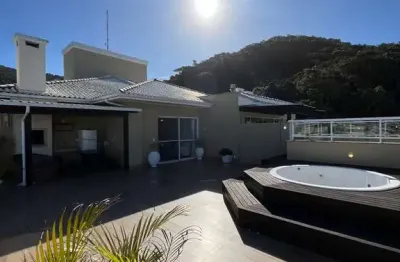 Apartamento cobertura com amplo terraço em condomínio a beira-mar da praia dos ingleses, florianópolis/sc.