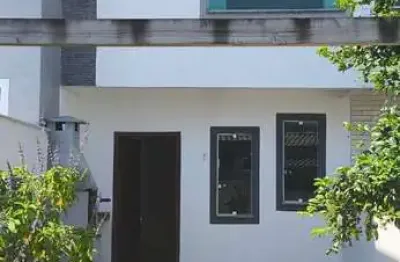 Sobrado padrão com 85m² á aproximadamente 9 km da praia dos ingleses.