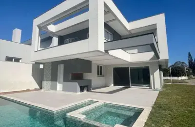 Casa alto padrão em condomínio fechado de alto padrão - aproximadamente 1,7 km da praia dos ingleses.