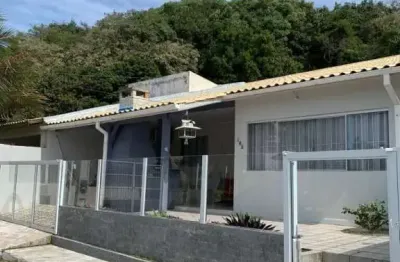 Casa mobiliada com apartamento nos fundos, á aproximadamente 300 metros da praia dos ingleses;