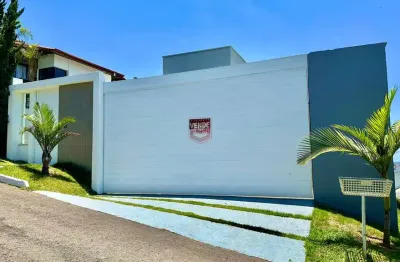 Casa em condomínio com 3/4, 02 suítes com closet, piscina e sauna