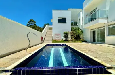 Casa em condomínio com 3/4, 02 suítes com closet, piscina e sauna