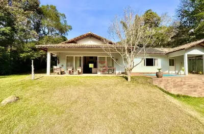 Charmosa casa estilo granja em terreno de 3000 m2 que proporciona conforto, lazer e contato com a natureza