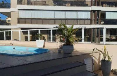 Cobertura mobiliada com varanda gourmet, piscina e sol da manhã em piratininga, niterói. rj
