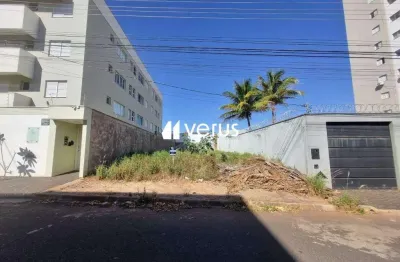 Terreno à venda no Conjunto Segismundo Pereira, Uberlândia 