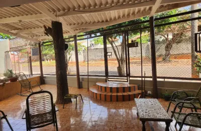 Casa área central.  construção antiga.  localização excelente