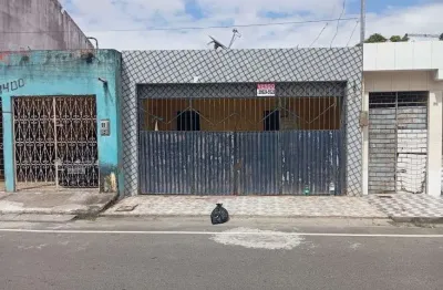 Casa espaçosa com 3/4 e quintal grande no albano franco