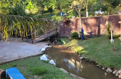 Linda chácara em arujá com casa ampla, muito verde e segurança.