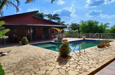 Chácara a venda em excelente localização com 3 dormitórios, sendo 1 suíte, piscina, área de gourmet completa,