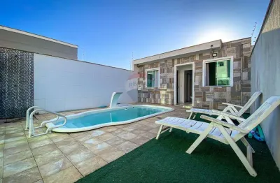 Casa com 4 quartos sendo 3 suítes, piscina e energia solar no jardim peró