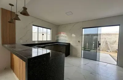 Casa de alto padão no condominio viverde 1 , com tres quartos e uma suite e um banheiro canadense e placa solar.
