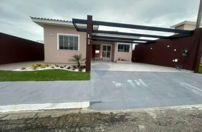 Casa no condomínio blue garden, com piscina e três quartos e três suítes.