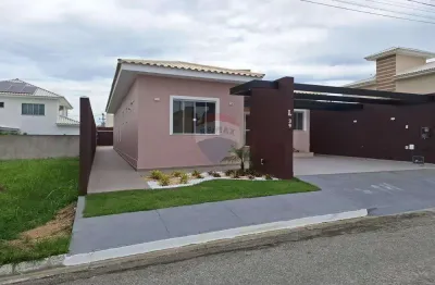 Casa no condomínio blue garden, com piscina e três quartos e três suítes.