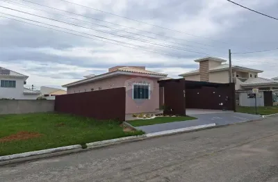 Casa no condomínio blue garden, com piscina e três quartos e três suítes.