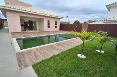 Casa no condomínio blue garden, com piscina e três quartos e três suítes.