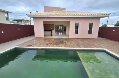 Casa no condomínio Blue Garden, com piscina e três quartos e três suítes.