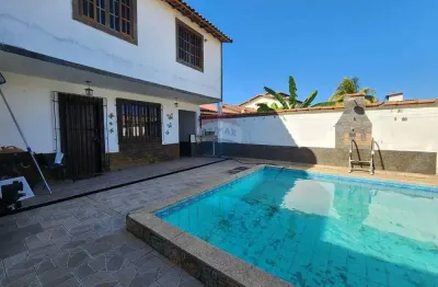 Casa com piscina e área gourmet em iguaba grande - 2 suítes e terreno amplo por r$380.000! a vista