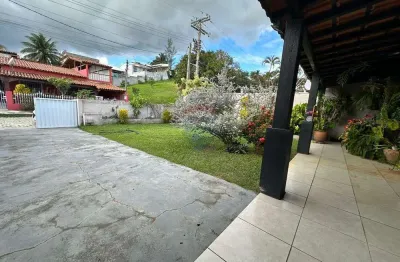 Casa com tres quartos uma suite piscina churrasqueira e vaga de garagem