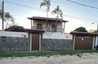 Casa duplex com 4 quartos uma suíte vaga coberta e churrasqueira