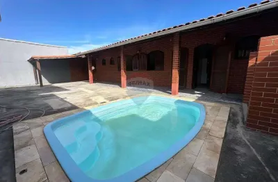 Duas casas 4 quartos e duas suítes , piscina e churrasqueira a 3 min da praia