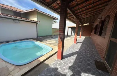 Duas casas 4 quartos e duas suítes , piscina e churrasqueira a 3 min da praia
