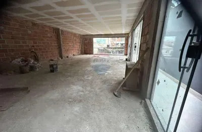 Salas comercias  dentro de um centro comercial de esquina  no segundo andar.