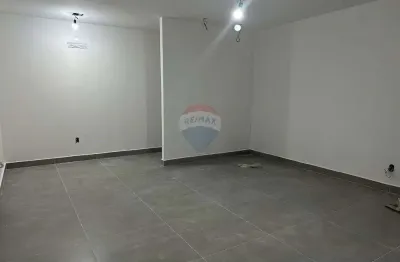 Salas comercias  dentro de um centro comercial de esquina  no segundo andar.