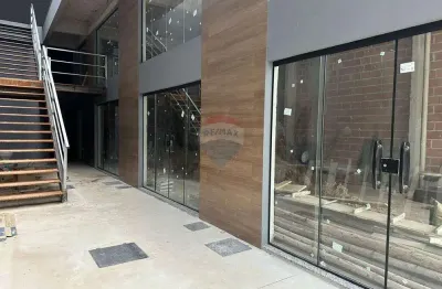 Salas comercias  dentro de um centro comercial de esquina  no segundo andar.