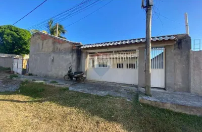 Casa com quatro quartos três suítes , um closet e uma sala com cozinha americana.