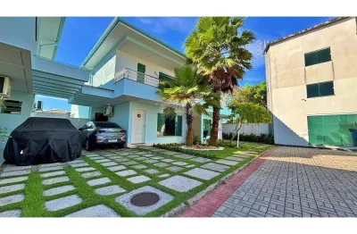Casa duplex  com 3 suítes  em condomínio fechado a apenas 100 metros da praia!