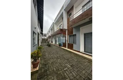 Duplex para locaçao no bairro cambolo, 2 suítes-garagem-quintal.