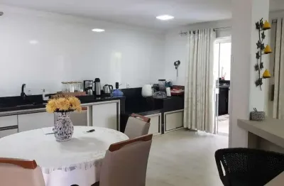 Lindo sobrado espaçoso aprox. 550m da praia com 4 quartos e 5 vagas de garagens em penha/sc.