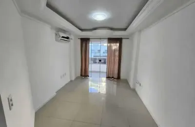 Apartamento quadra mar com 3 dormitórios sendo 1 suíte e 2 vagas de garagem  balneário camboriú/sc