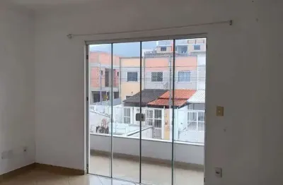 Sobrado com 3 quartos sendo 1 suíte e 2 vagas de garagem em camboriú