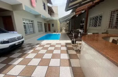 Venda, 176m2,  casa principal com 2 suítes, espaço gourmet e piscina, sistema de energia solar, trindade - florianópolis/sc