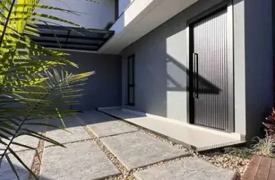 Sobrado triplex com 4 suítes e 2 vagas de garagem em camboriú