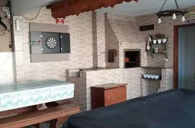 Casa com 6 dormitórios sendo 3 suítes á 250 metros do mar no bairro armações em balneário piçarras