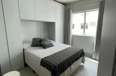 Apartamento mobiliado com 2 dormitórios sendo 1 suíte e 1 vaga no centro de balneário camboriú