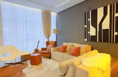 Casa mobiliada em condomínio fechado com 3 suítes e 4 vagas de garagem em camboriú